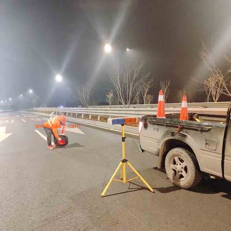 移动太阳能警示灯